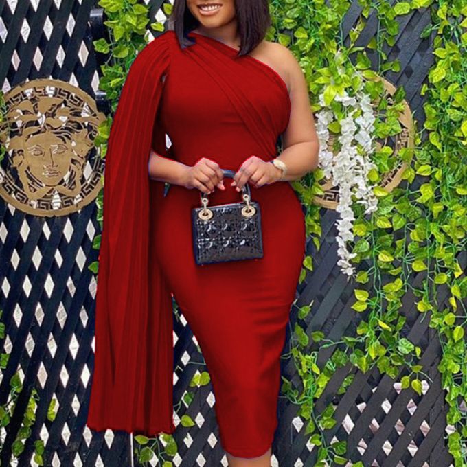 decontractee-femme-robe-moulante-rouge.jpg decontractee femme robe moulante rouge